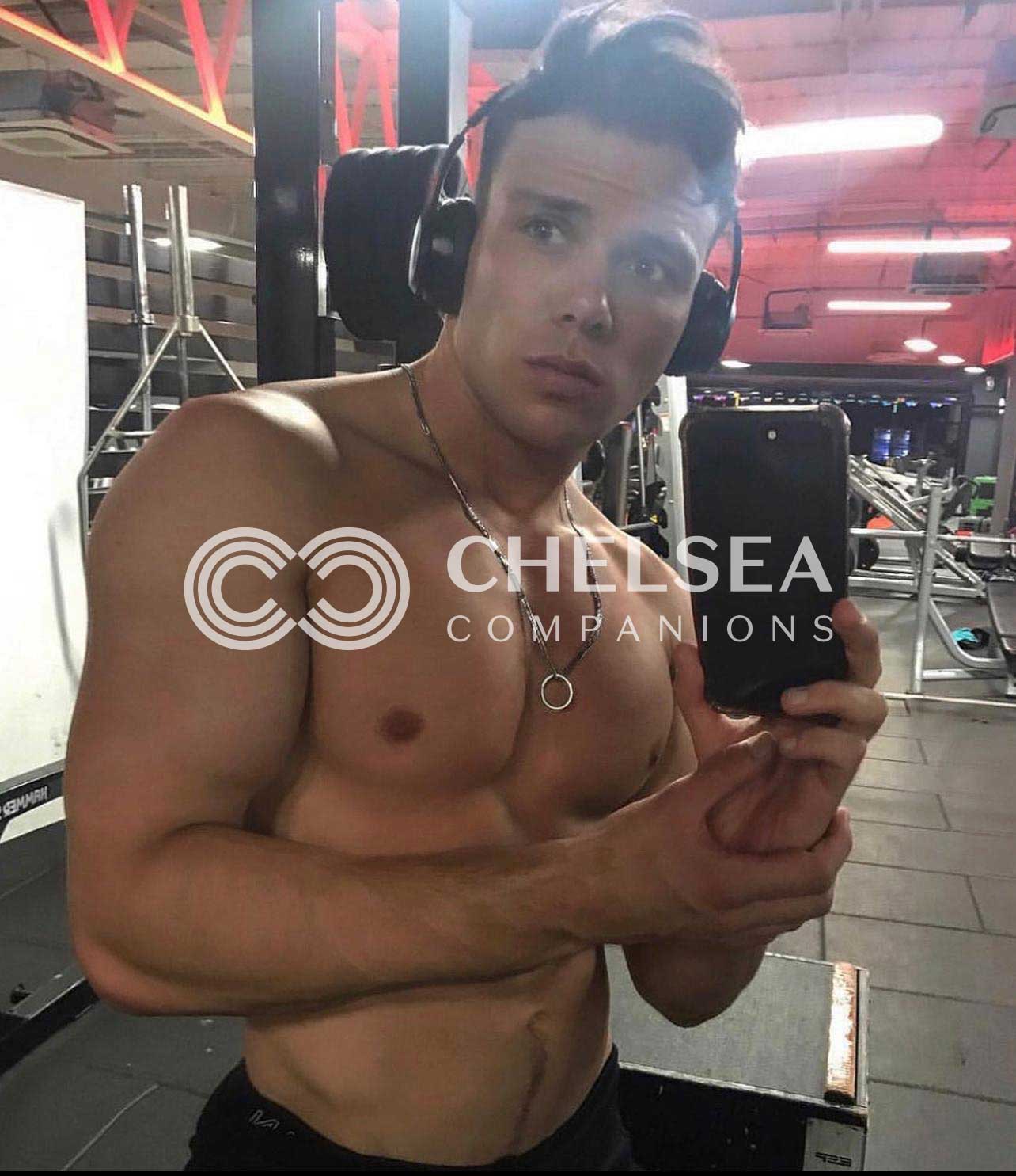 Joshua taking a gym selfie